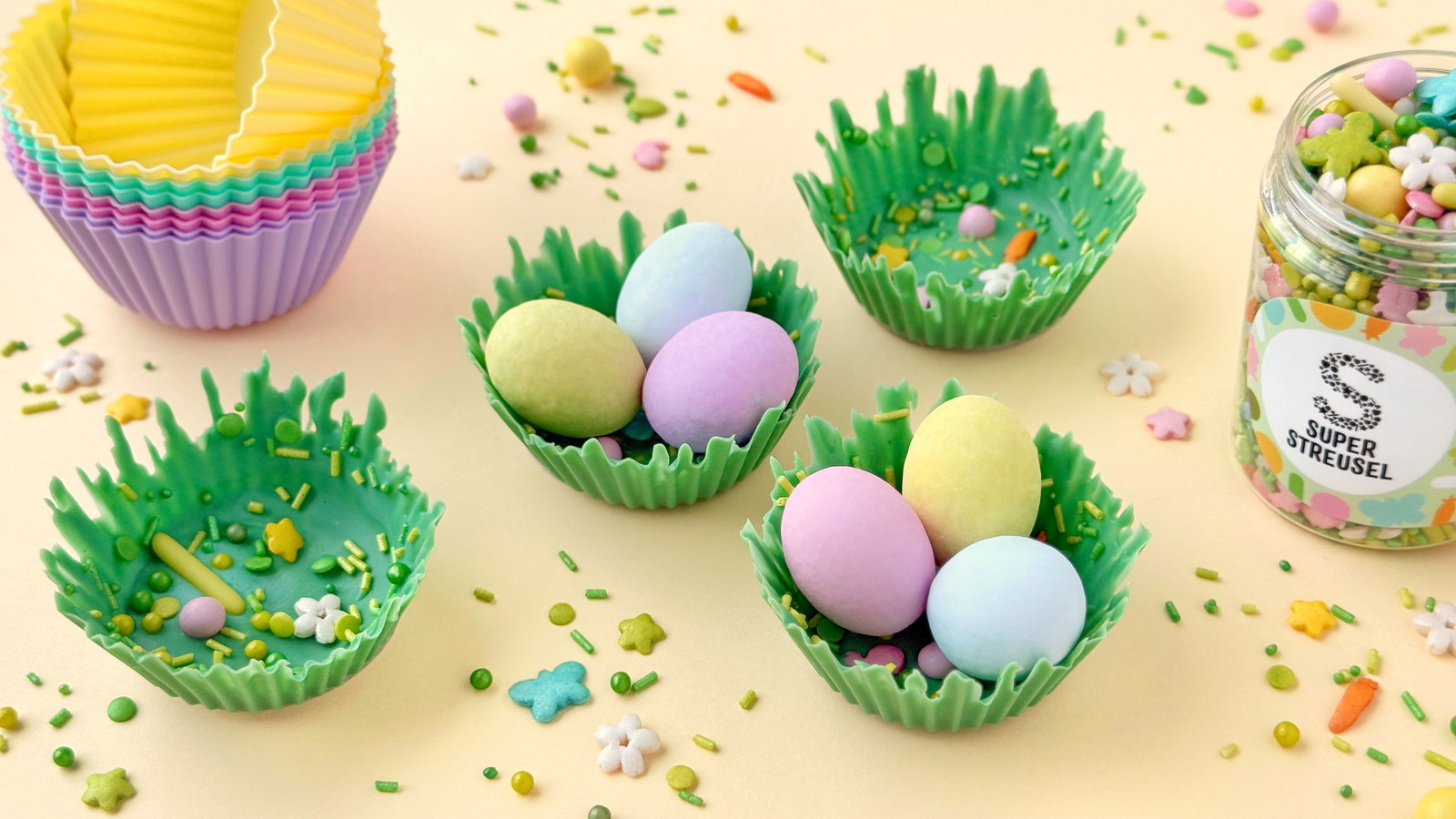 Schoko Nester aus grünem SuperDrip mit StreuselMix FrühlingsFlitzer und bunten XL Ostereiern als Osterdeko.