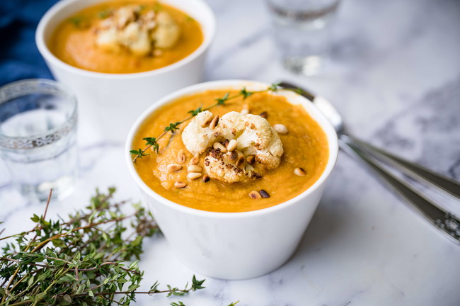 Zoete aardappelsoep met geroosterde bloemkool en pijnboompitten