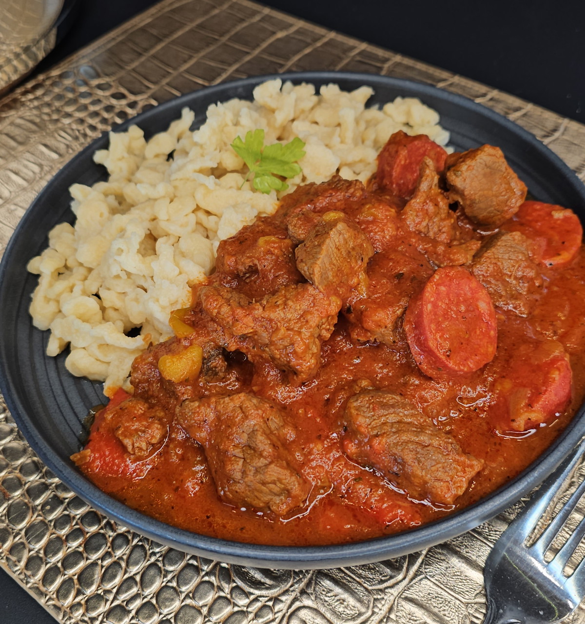 Pörkölt – Ungarisches Fleischragout