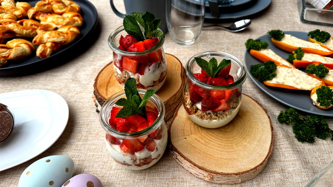 Image of Joghurt mit Granola und Erdbeeren