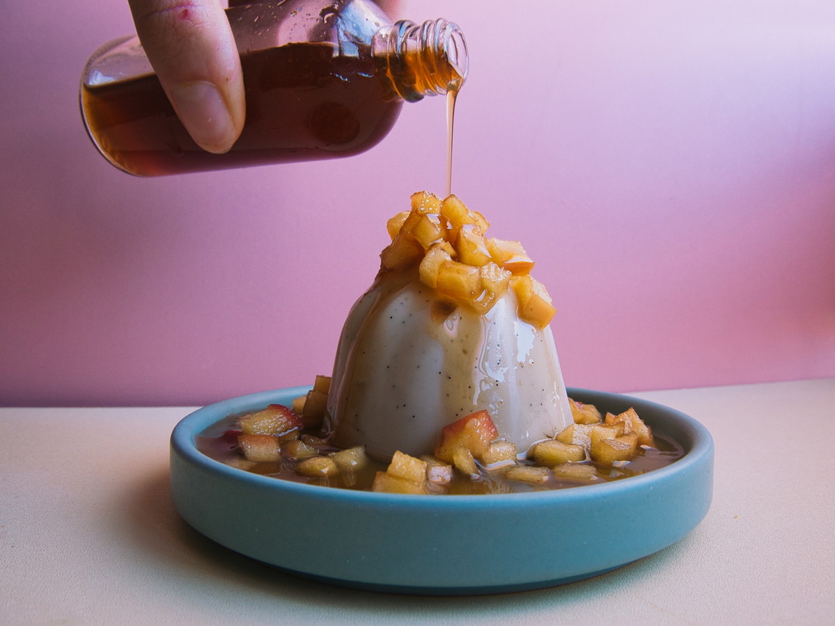 Vegan vanille pana cotta met appel en Chai siroop