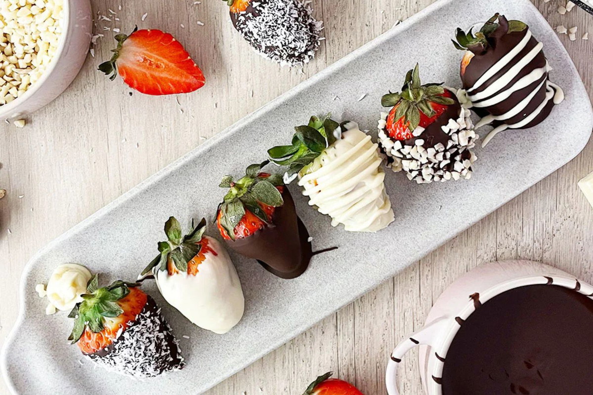 Fraises au chocolat : recette et toppings pour les décorer