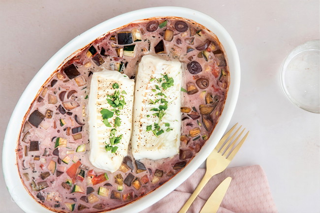 Koolhydraatarme Siciliaanse visschotel met kabeljauw en mediterrane groenten