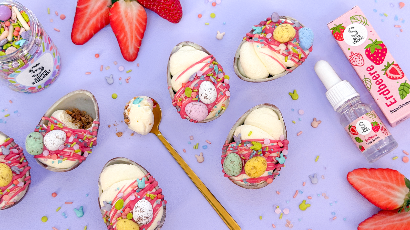 Erdbeerdessert in einer Schokoeihälfte mit Super Streusel Produkten dekoriert