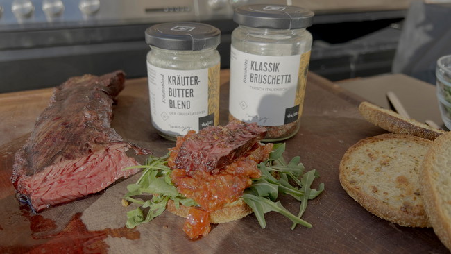 Image of Steak auf knuspriger Toastie-Bruschetta vom Grill