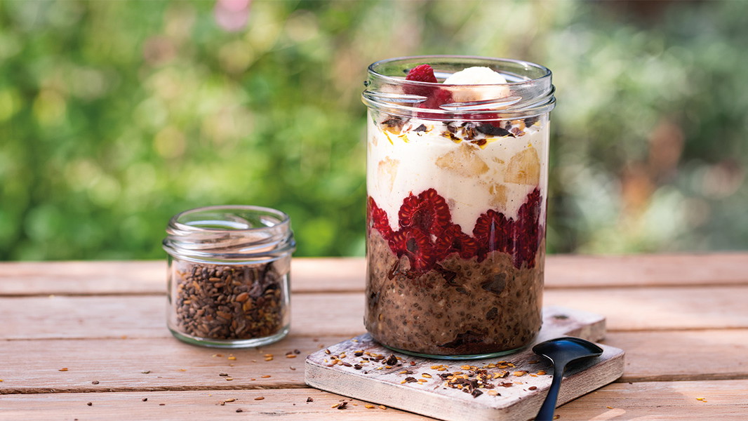 Image of Schoko-Glücksbowl im Glas mit Himbeeren und Bananen-Quarkcreme