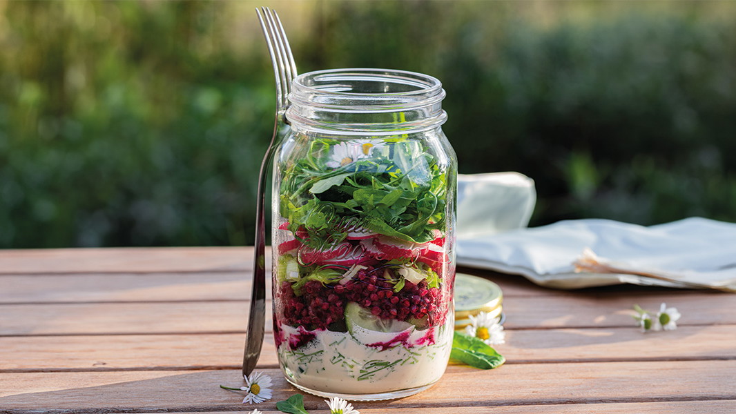 Image of Mason Jar Frühlingssalat mit Pink-Buchweizen und cremigem Zitronen-Joghurt-Dressing
