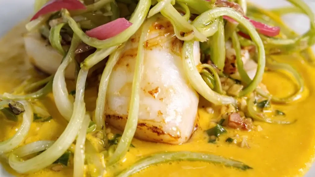 Gebratene Calamari mit gelber Paprikasauce, Puntarelle und marinierten roten Zwiebeln