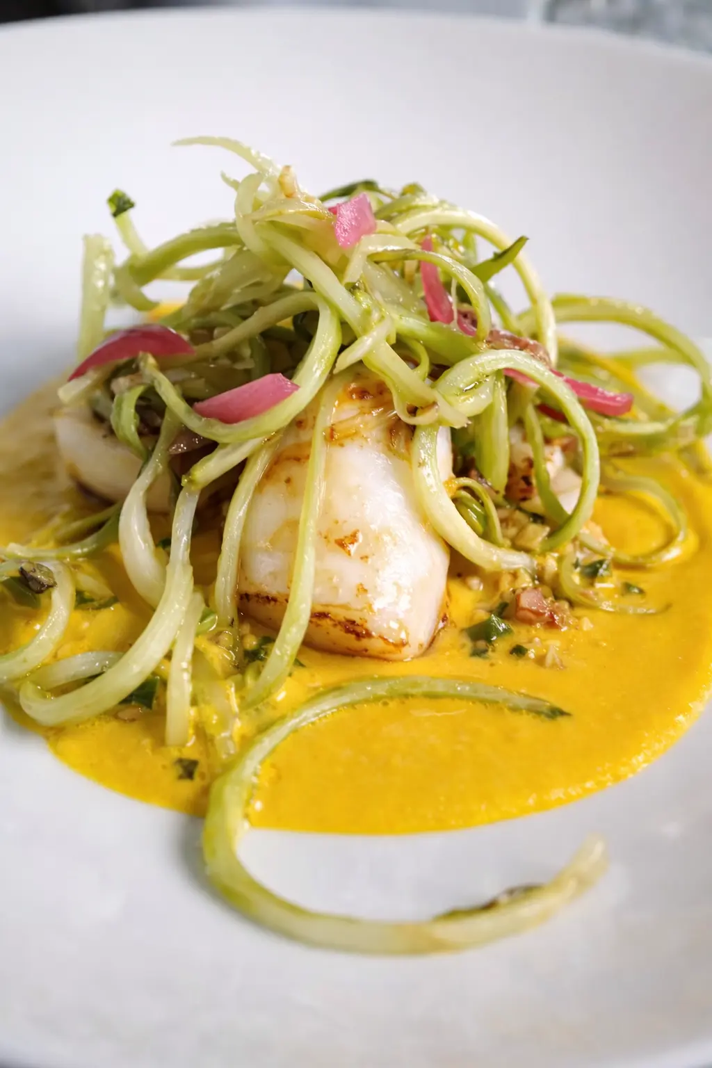 Kurz gebratene Calamari mit Paprikasauce & Puntarelle