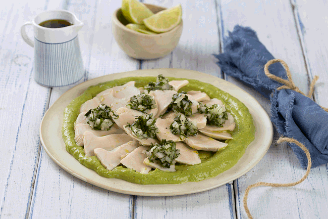 Carpaccio de locos crema de palta y salsa verde