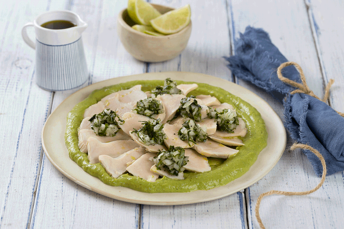 Carpaccio de locos crema de palta y salsa verde