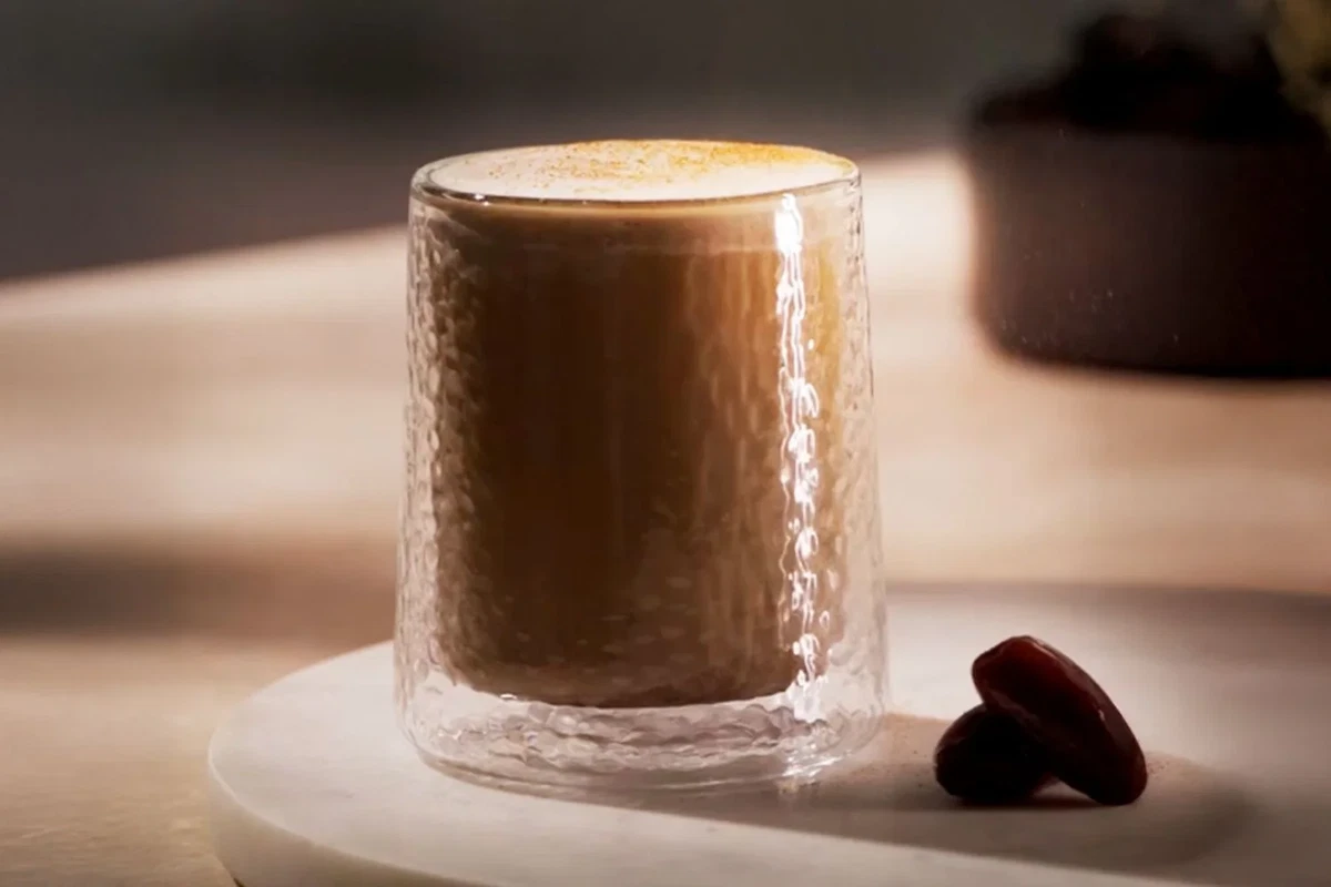 Latte macchiato especiado con dátiles