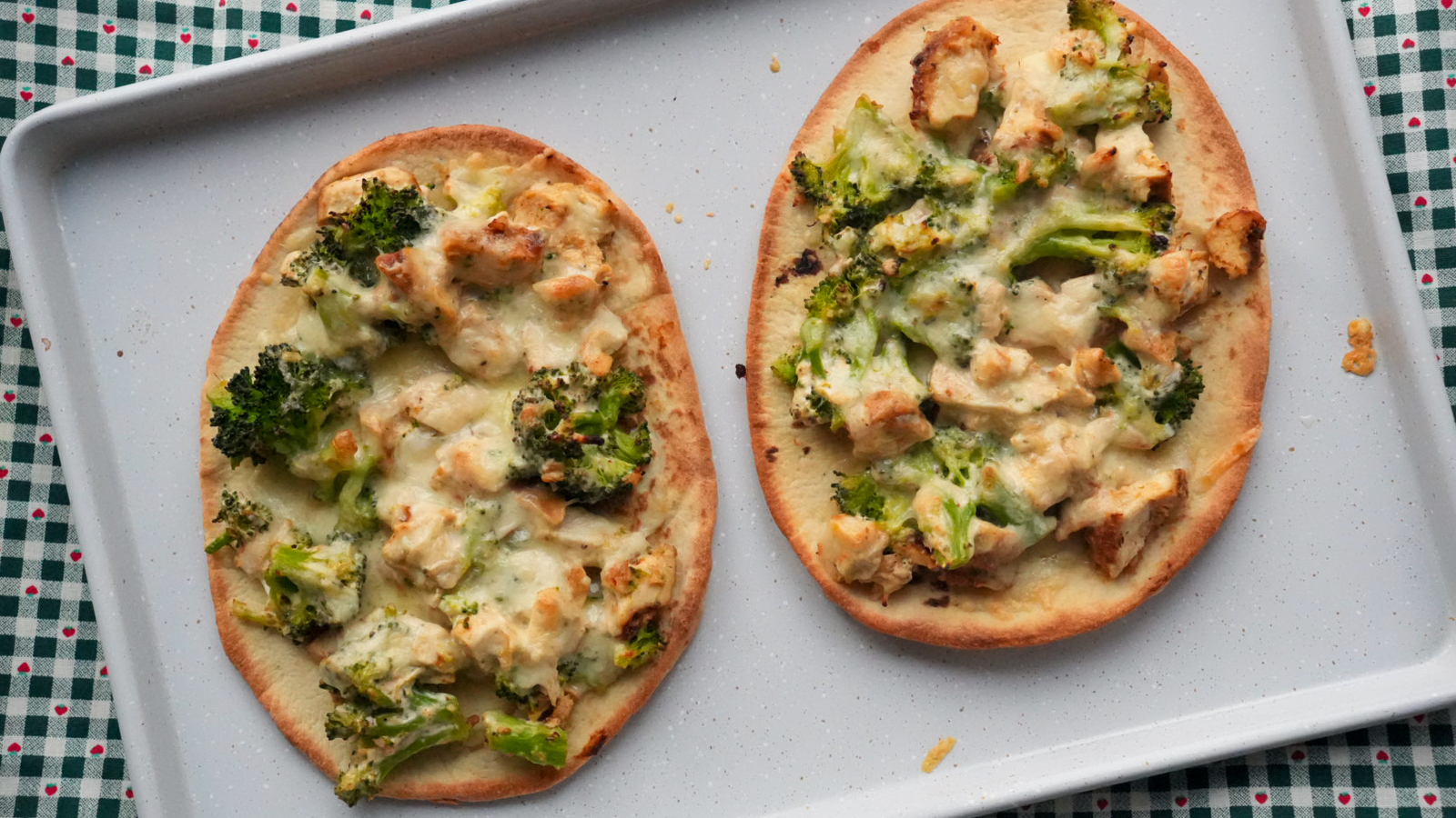 Image of Naans gratinés au poulet, brocoli et sauce crémeuse à l’ail