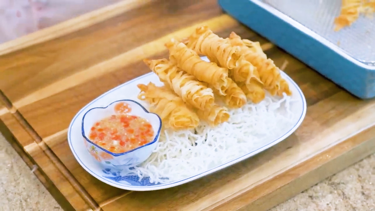 Crispy Shrimp with Egg Roll Wrapper Twines (腰缠万贯虾)