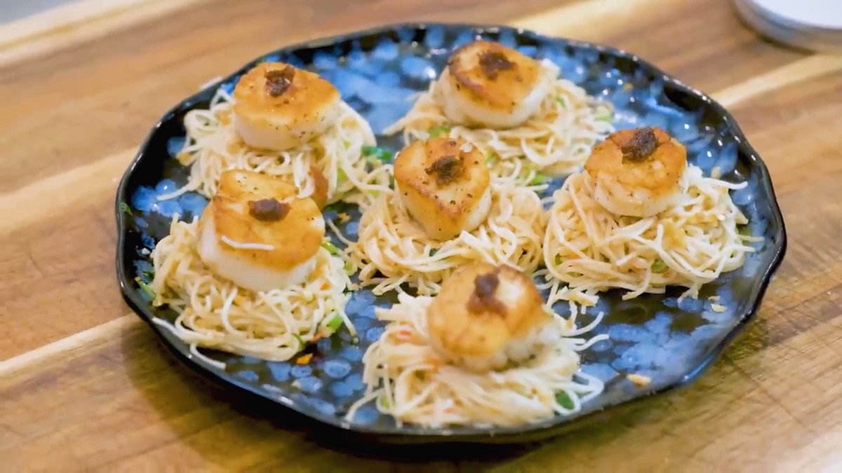 Seared Scallops with Rice Noodles in Garlic Sauce