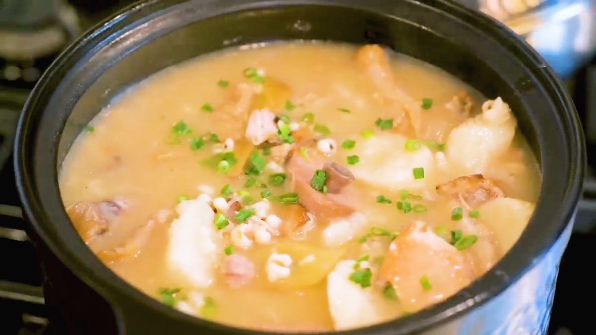 Cured Chicken Soup with Coix Seeds and Chinese Yam (风干鸡山药薏苡仁汤)