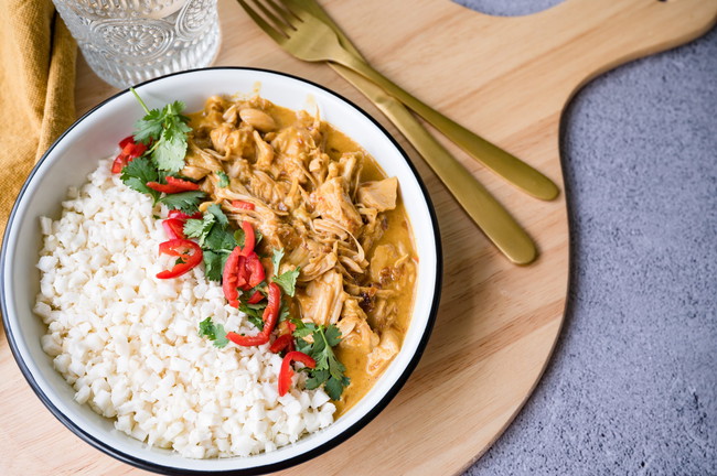 vegetarische jackfruit rendang met bloemkoolrijst en kruiden