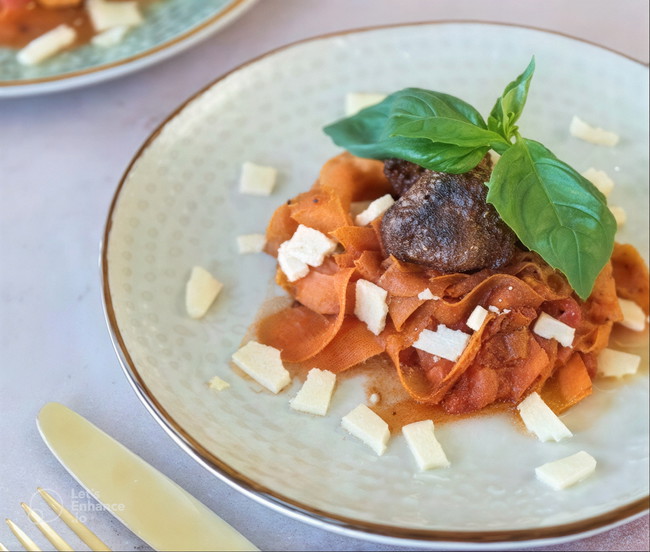 Garneer met grofgehakte peterselie.