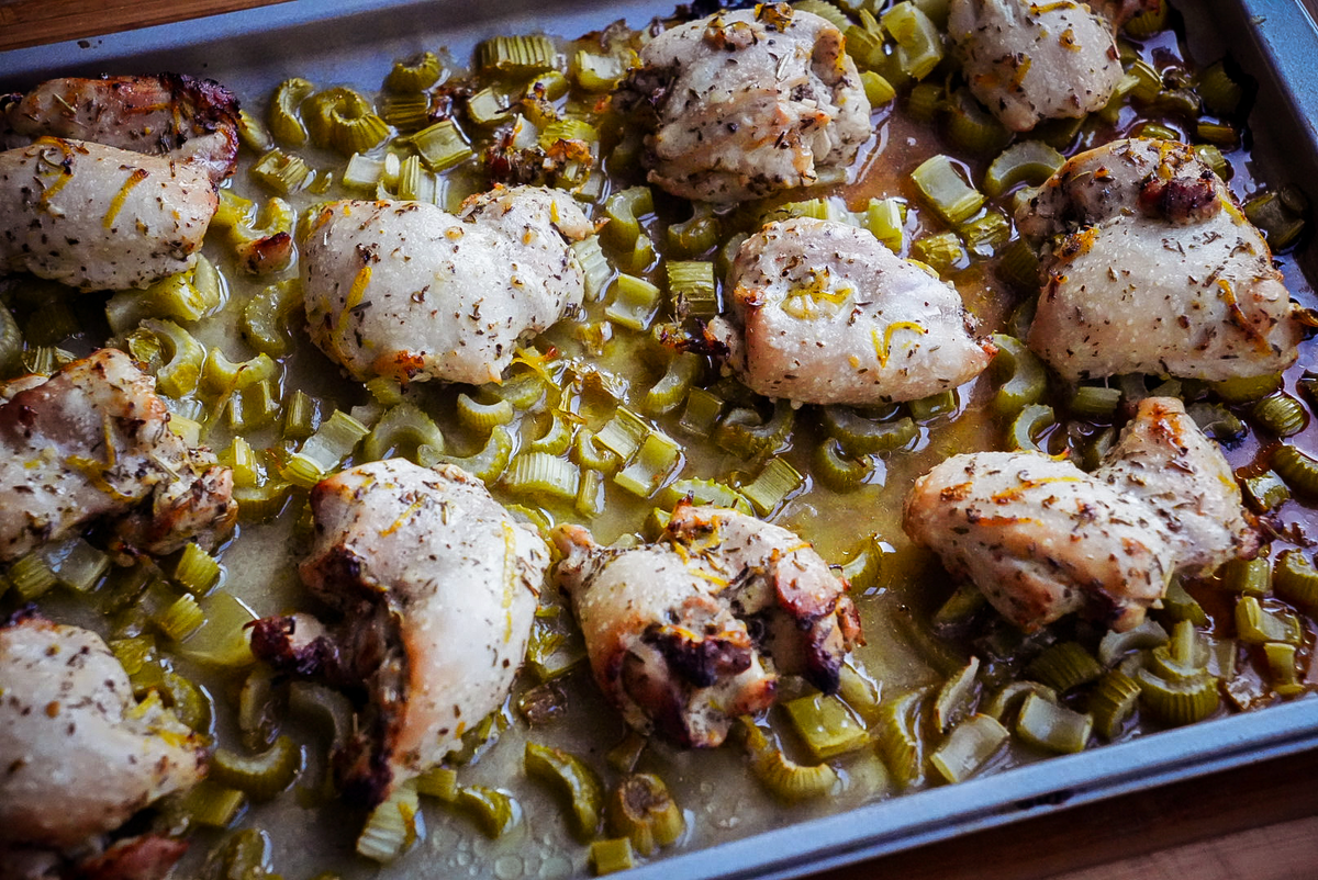 Hauts de cuisse de poulet au citron & céleri rôti