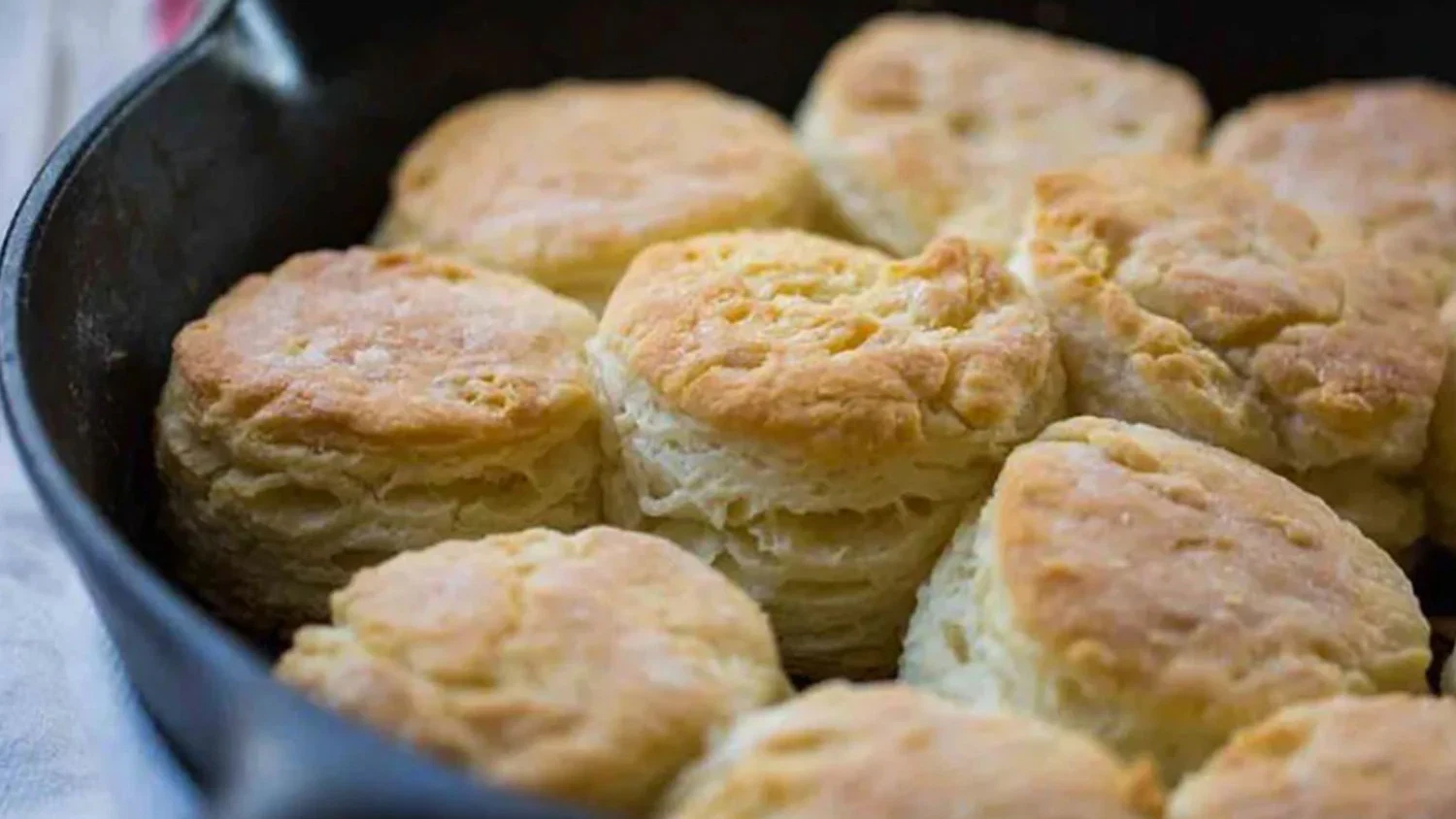 Image of Buttermilk biscuits (panecillos americanos)