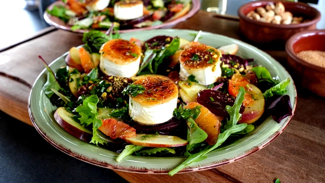 Image of Wildkräutersalat mit Ziegenkäse
