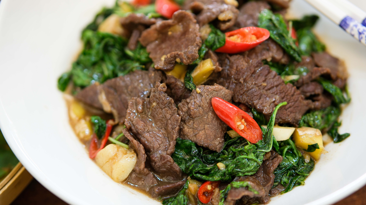 Beef Stir-Fry with Thai Basil (金不换炒牛肉) – Ready in 15 Minutes