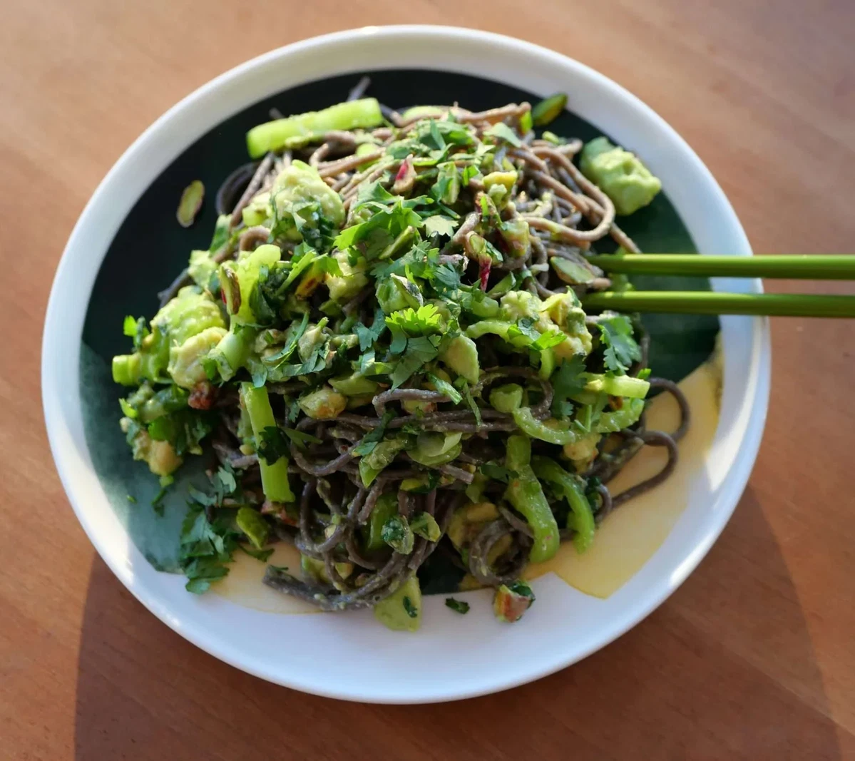 Sobanoedels met limoen, kardemom en avocado van Ottolenghi