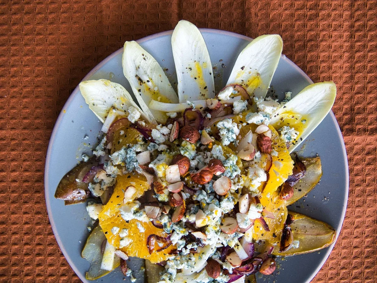 Witlofsalade met peer, blauwe kaas en zwarte peper