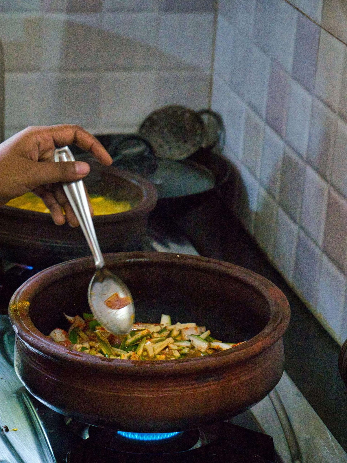 Curry met groene banaan en zoete aardappel