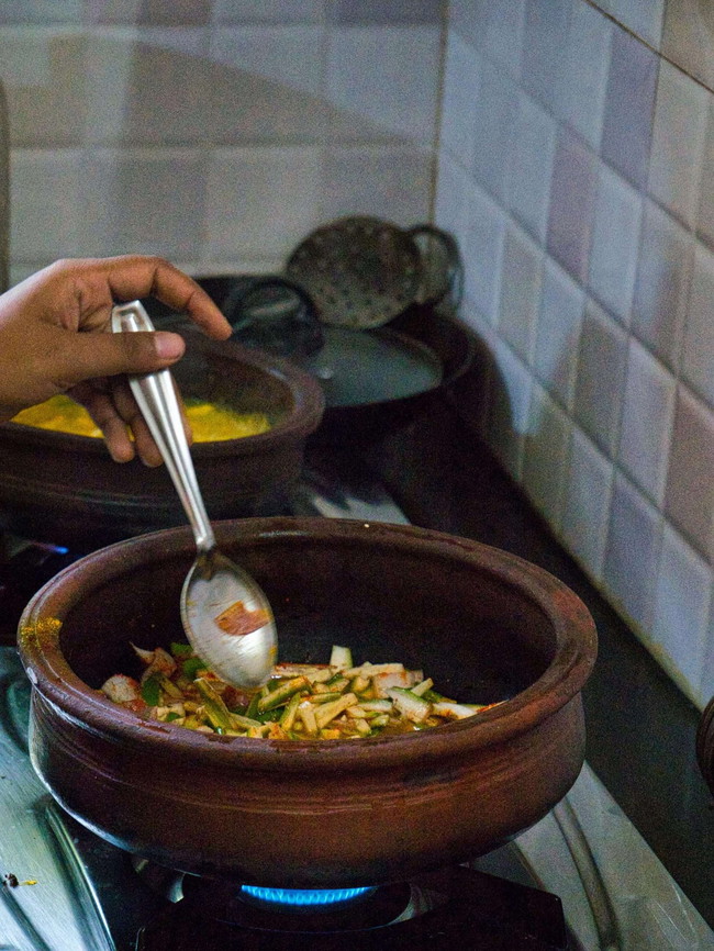 Curry met groene banaan en zoete aardappel