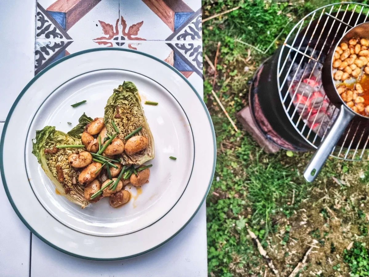 Gegrilde little gem met witte bonen en paprikadressing