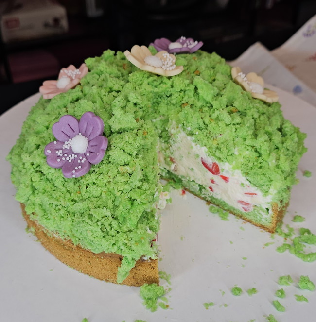 Image of Frühlingshügel-Kuchen mit Eierlikör und Erdbeeren