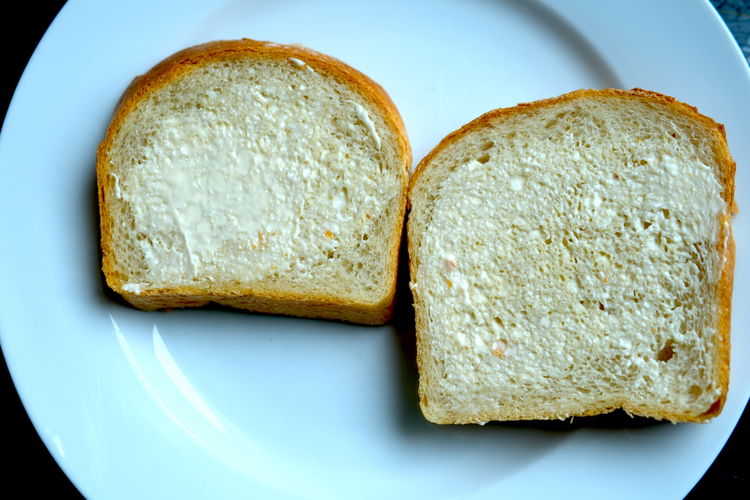 Image of Spread a thin layer of mayonnaise on bread.  