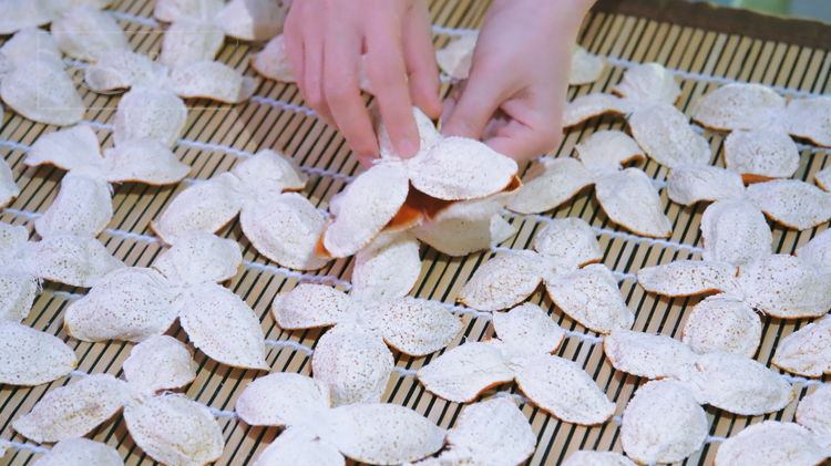 Image of To check if your tangerine peels are done drying; take...