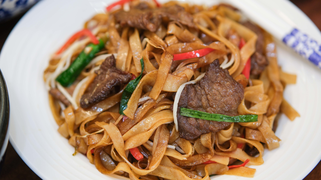 15 Min Air Fryer Beef Chow Ho Fun Recipe (空气炸锅干炒牛河)