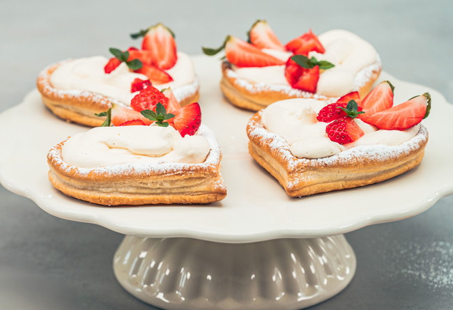 Image of Blätterteig-Herzen mit Erdbeeren