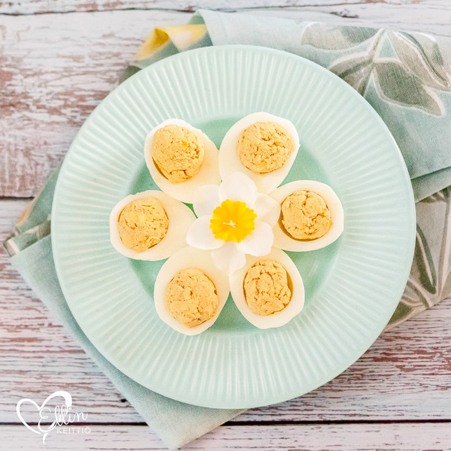 Image of Karnivorin tuorejuustolla ja ruskistetulla voilla täytetyt munat