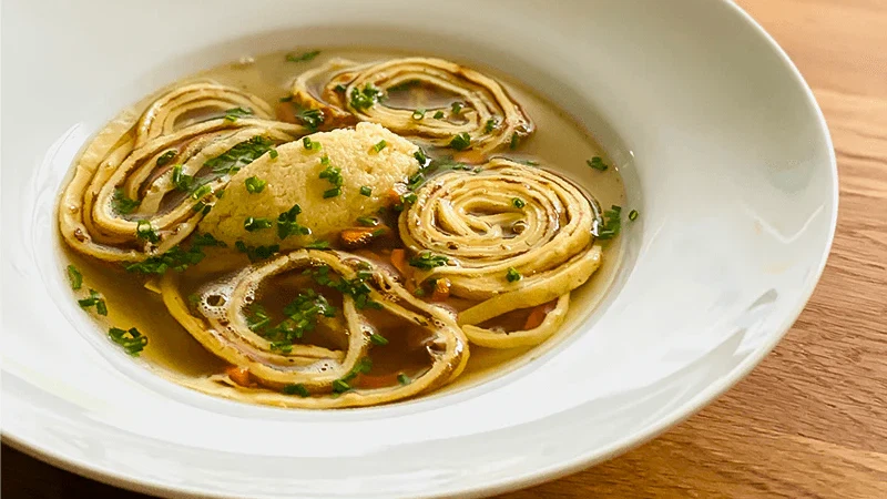 Rindsuppe mit Frittaten & Polentanockerl