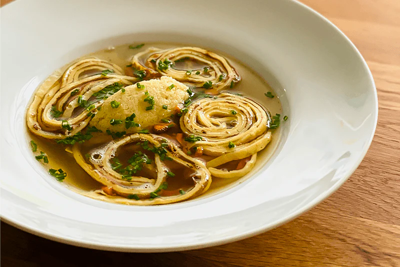 Rindsuppe mit Frittaten und Polentanockerl