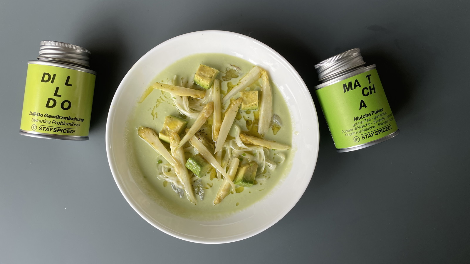 Zander mit Wasabi, Avocado, Crème fraîche & weißem Spargel