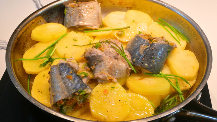 Image of Place the seasoned mackerel over the potatoes and drizzle of...