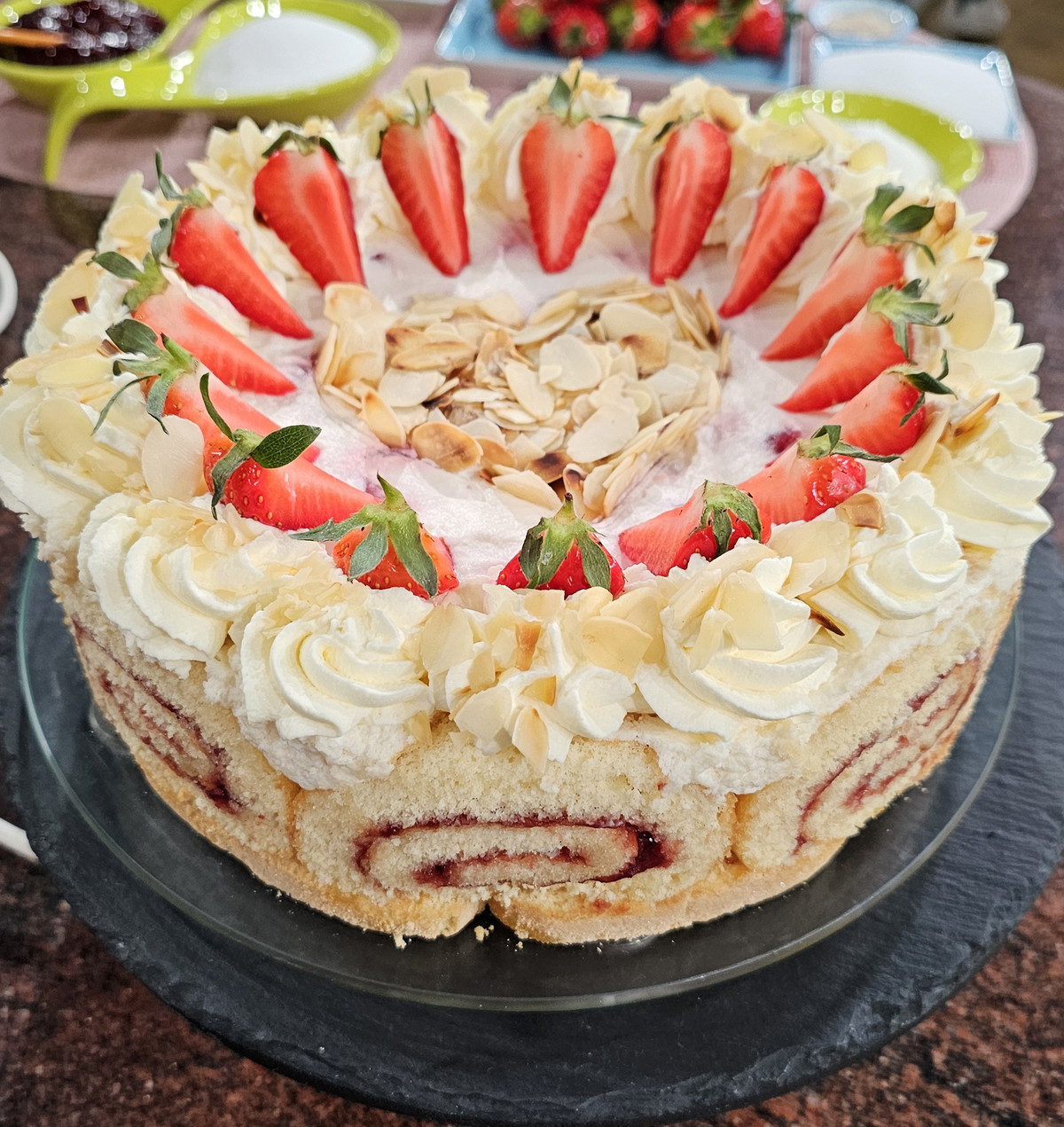 rafinierte Erdbeertorte mit Biskuitrollen