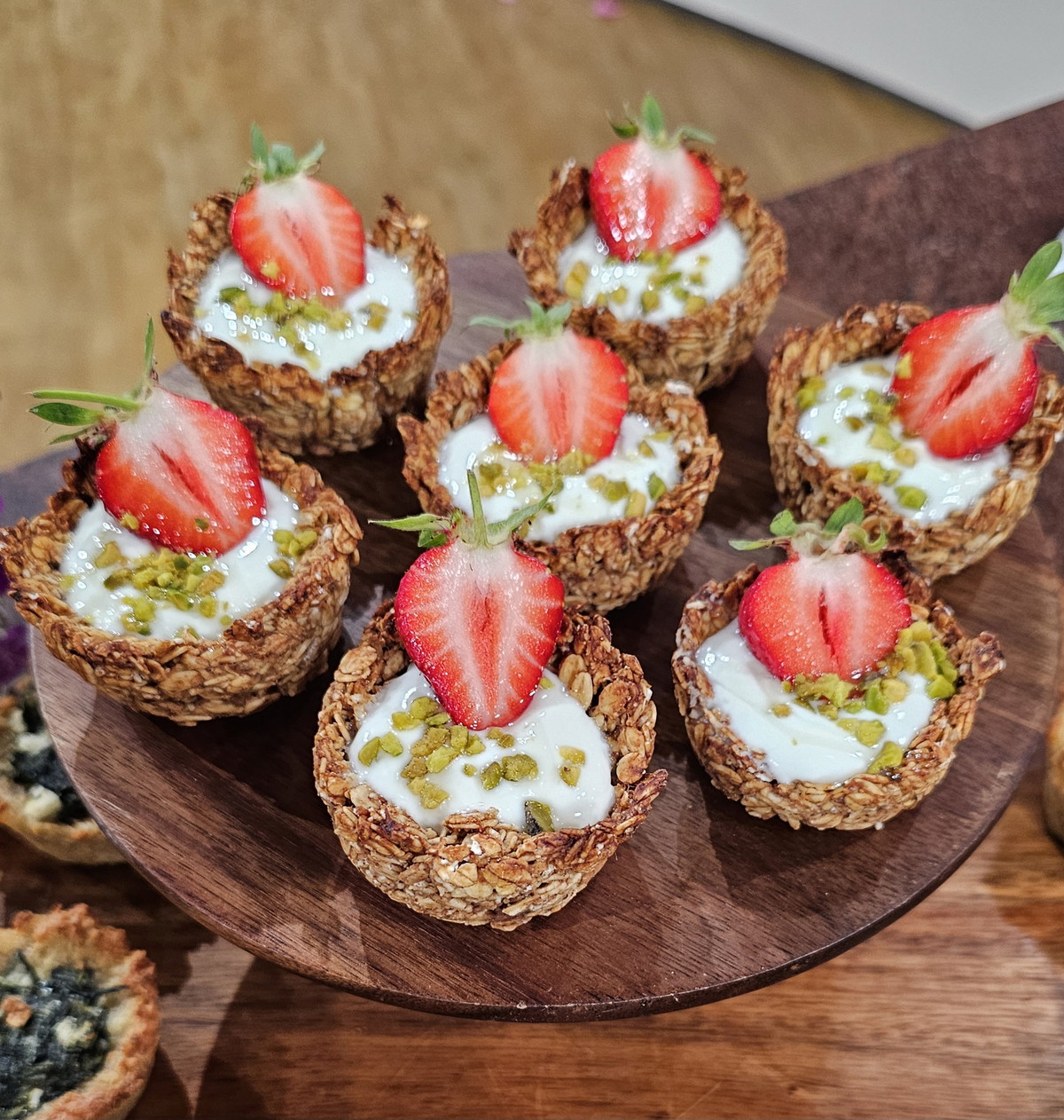 Süße Haferflocken-Cups mit Joghurt & Erdbeeren