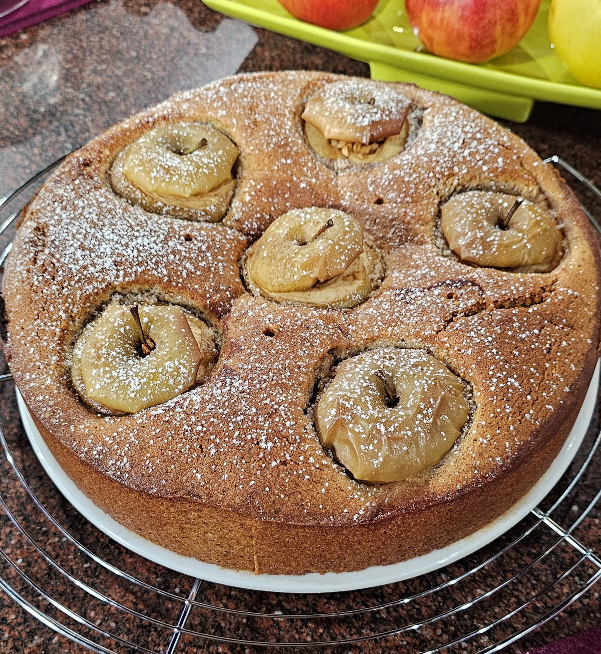 Bratapfelkuchen mit Haselnüssen & Zimt