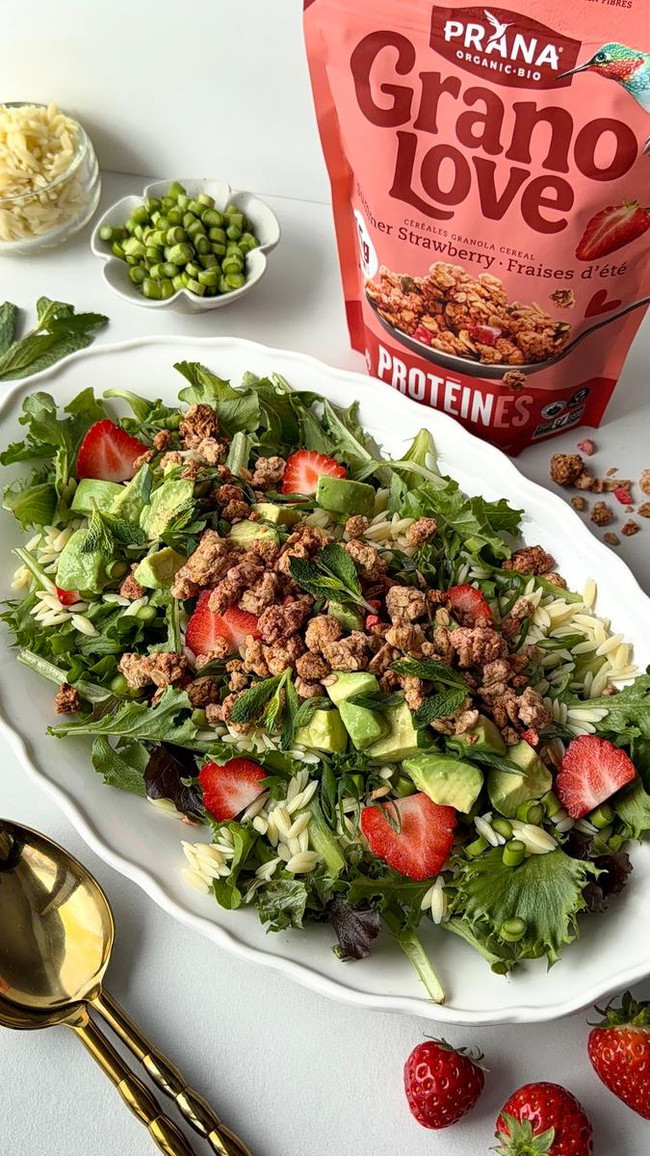 Image of Salade d’orzo aux fraises, avocat et granola croquant, vinaigrette érable-balsamique