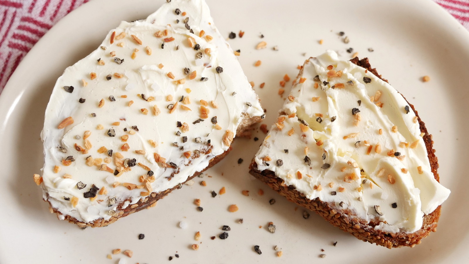 1-Minute Crunchy Cream Cheese Toast