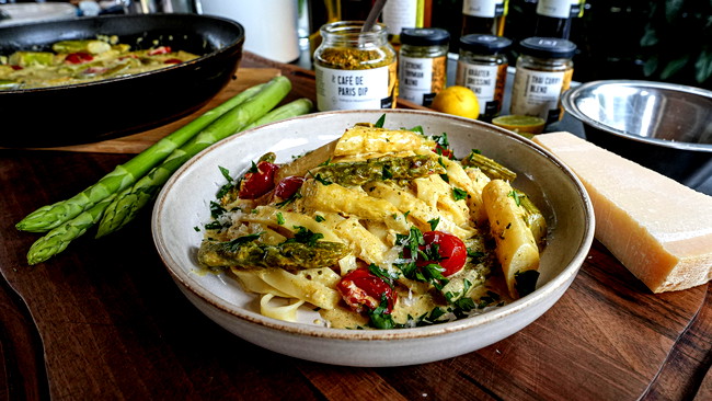 Image of Pasta mit grünem Spargel & weißem Spargel in Café de Paris Sauce