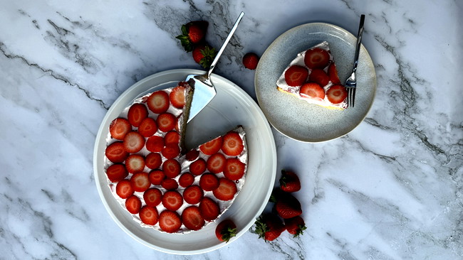 Image of Erdbeerkuchen - mit Erdbeer-Rhabarber Crema