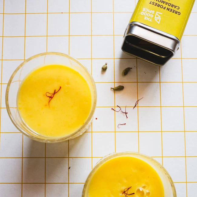 Vegan mango lassi met saffraan en kardemom