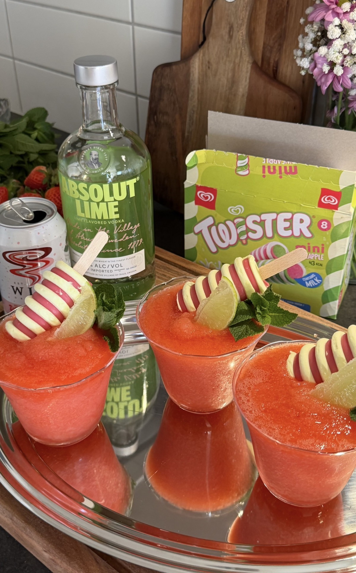 Twister Slush Drink Med Röda Remmar